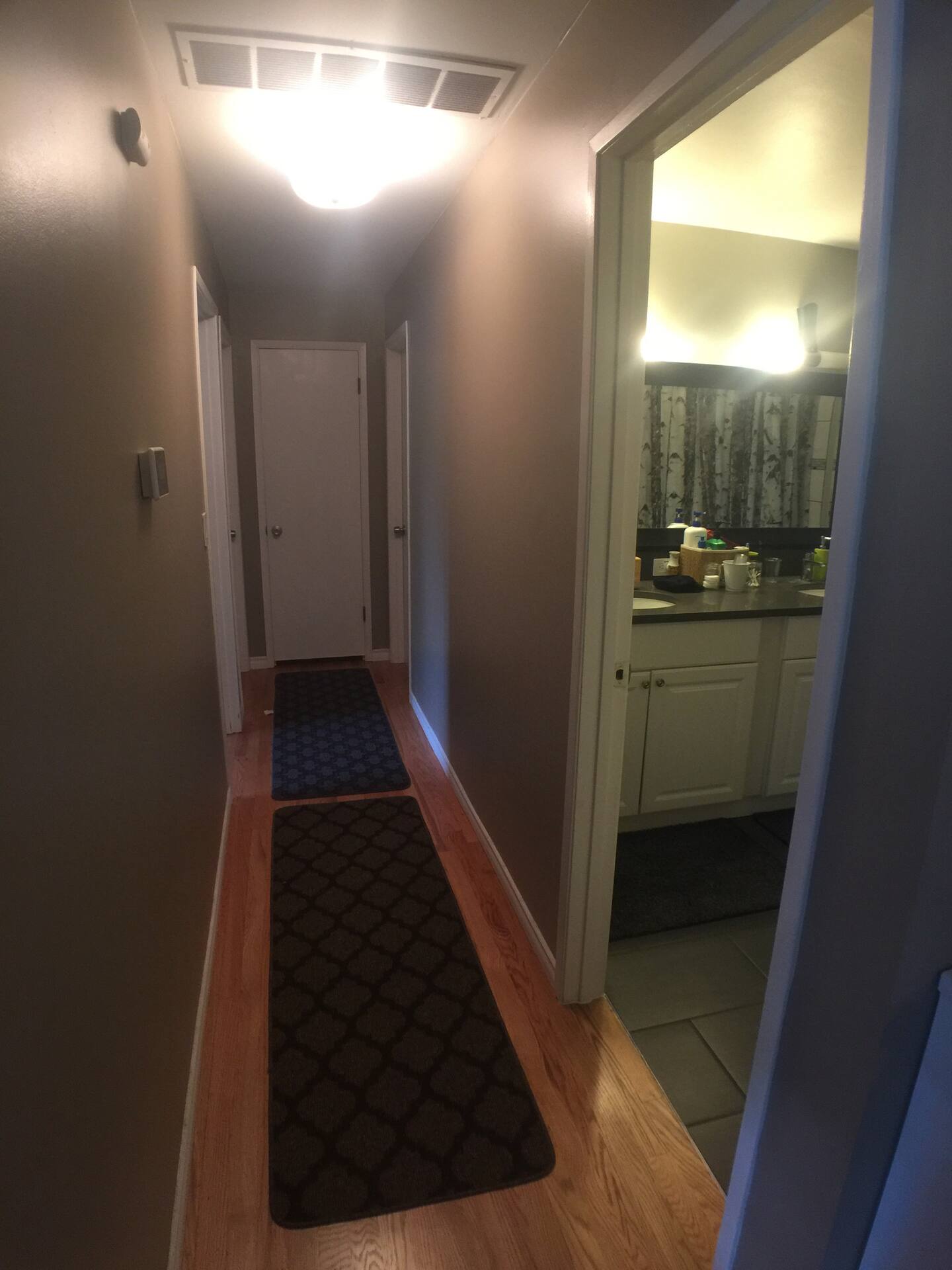 Kennydale Room 5 (Spacious Guest Room w/ TV) — photo 9